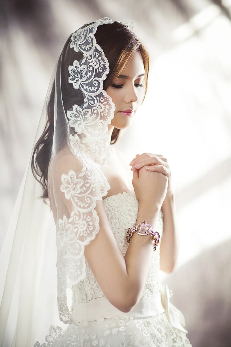 Modern Bride in Chic Wedding Outfit